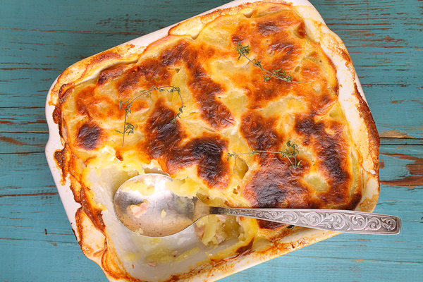 Potatoes gratin with caramelized onions