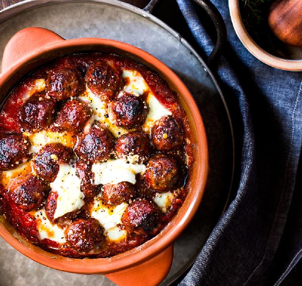 كرات اللحم المطهو ببطئ مع صوص الطماطم و الريحان